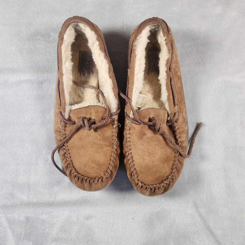 UGG Women‎ Dakota Beige Suede Slippers Moccasins 5612 Sheepskin Lined Cozy Comfy